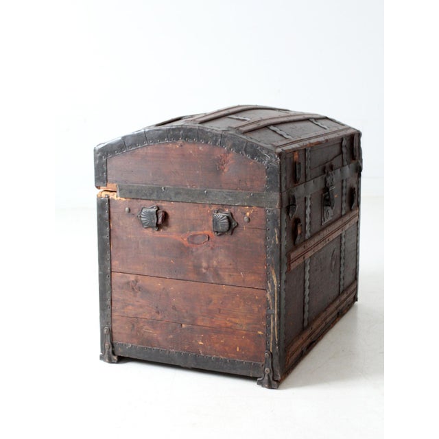 Antique Barrel Top Steamer Trunk For Sale - Image 11 of 16