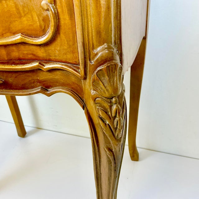 Chestnut 1970s Vintage French Provincial Hollywood Regency Walnut & Burl Wood Side Table or Night Stand For Sale - Image 8 of 17
