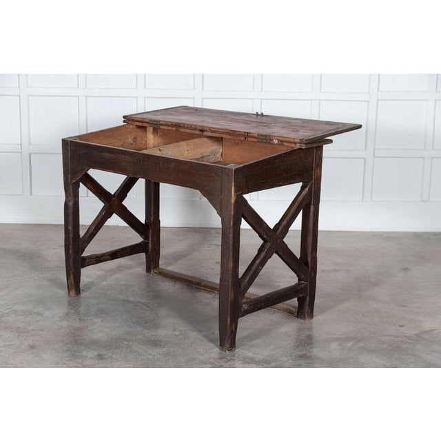 Circa 1870 19th century English pine clerks desk. Measures: W128 x D74 x H93 cm.