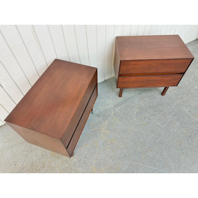 Stanley Furniture Mid-Century Modern Stanley Walnut Nightstands - Set of 2 For Sale - Image 4 of 10