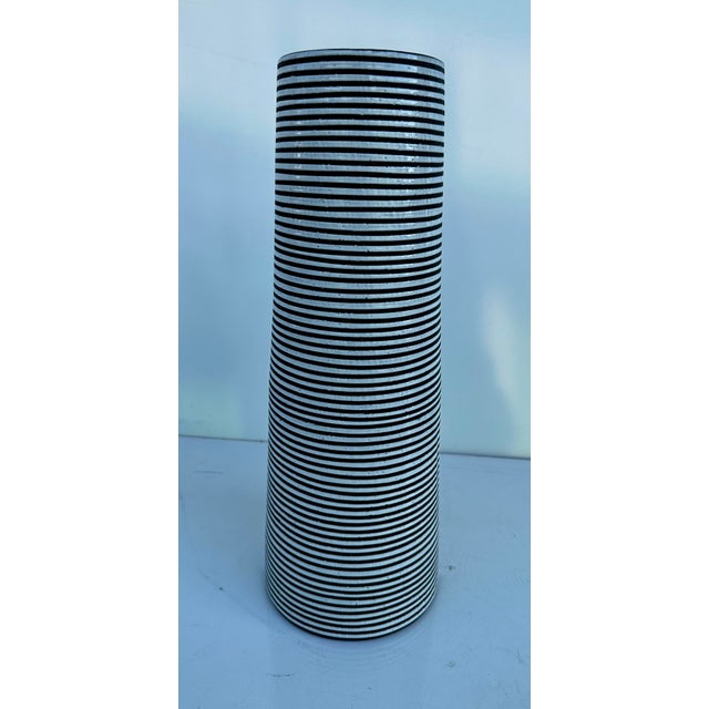 Crafty yet couture, graphic yet organic—our Palm Springs stoneware bear the marks of rigorous craftsmanship: Hand-thrown...