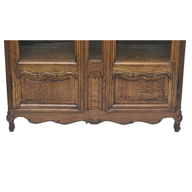 Antique 1900s French Tiger Oak Display Cabinet, Louis XV Style, Carved Glass Door Bookcase For Sale - Image 9 of 17