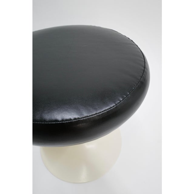 The original 1970s Tulip Stool by Eero Saarinen for Knoll is a celebrated piece of mid-century modern design,...