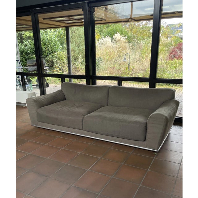 For sale is an elegant B&B Maxalto sofa that represents timeless Italian design and maximum comfort. with a width of 225...