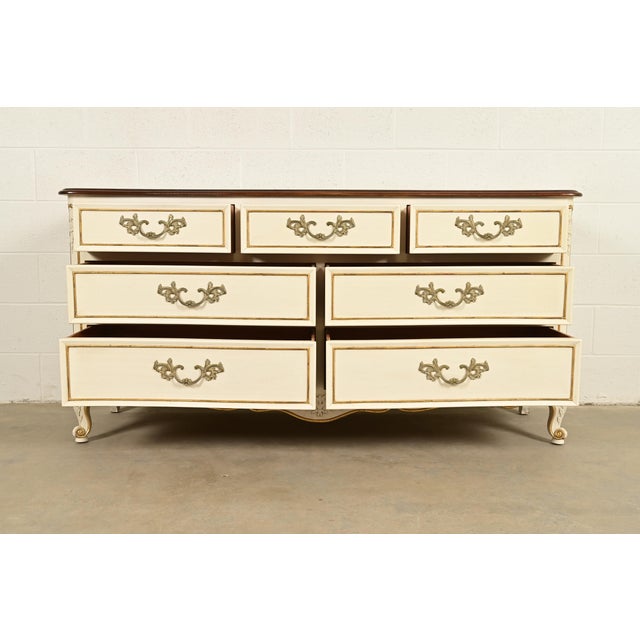 1970s Kindel Furniture French Provincial Louis XV Cream Lacquered and Gold Gilt Dresser, 1970s For Sale - Image 5 of 18