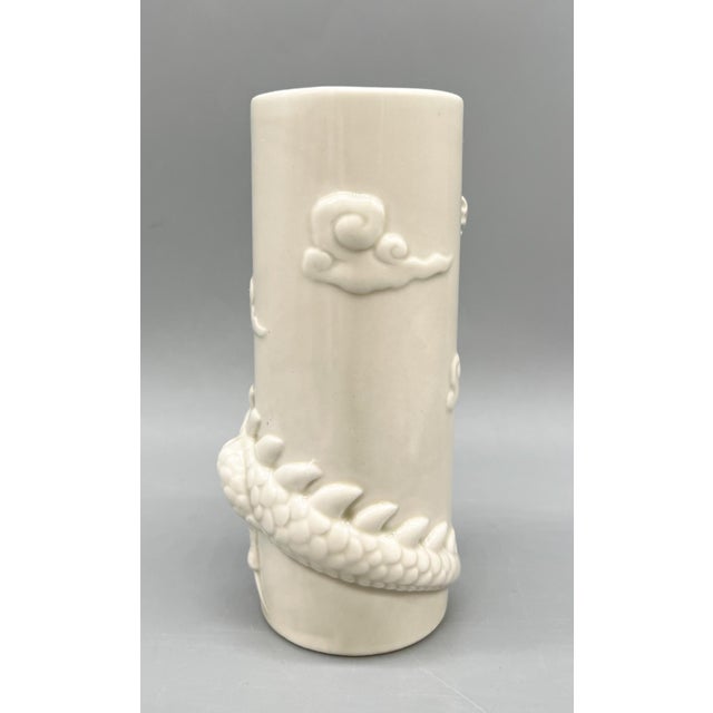 Cream 1970s Fitz & Floyd Blanc De Chine Ceramic Dragon Vase – Asian Style High Relief Cylinder For Sale - Image 8 of 11