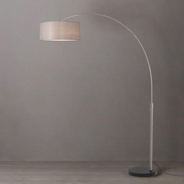 The Float Arc Lamp is a modern masterpiece designed by Peter Morelli in 1960. This iconic arc lamp features a sweeping,...