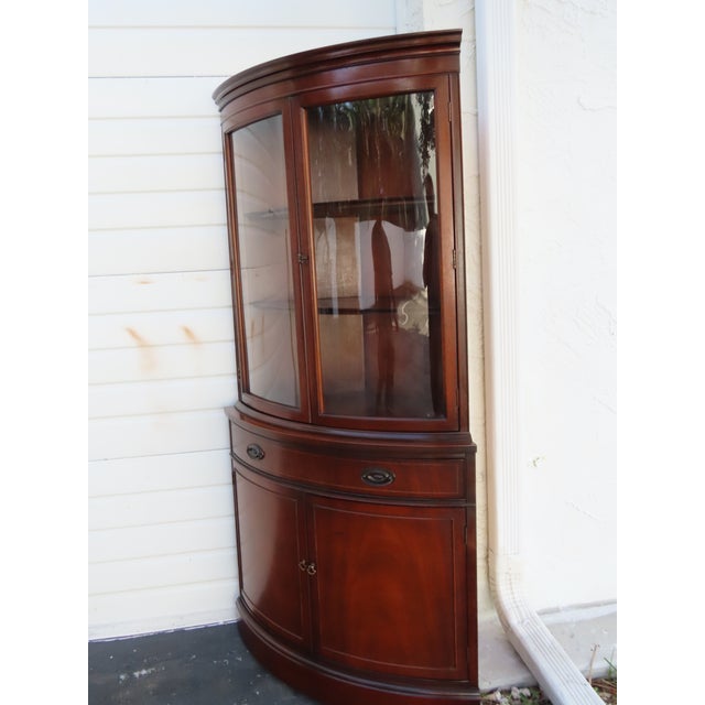 Traditional Bassett Mahogany Inlay Corner China Display Cabinet Cupboard 6913 For Sale - Image 3 of 18