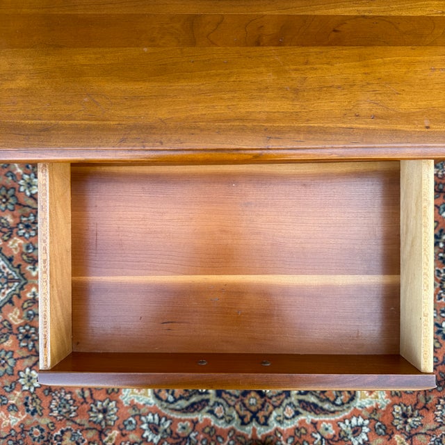 1960s Thomasville Welsh Valley Collections Traditional Solid Cherry 1 Drawer Nightstand With Shelf For Sale In Philadelphia - Image 6 of 14