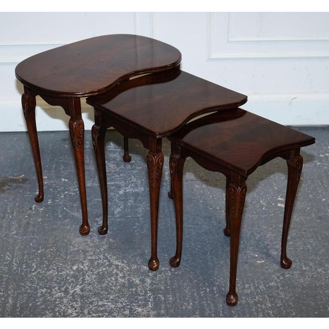 Wood Vintage Kidney Shape Flamed Mahogany Nest of Three Tables with Queen Anne Legs, Set of 3 For Sale - Image 7 of 15