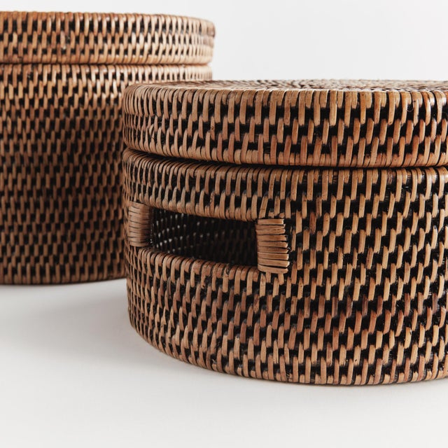 Kenneth Ludwig Chicago Burma Rattan Round Lidded Boxes, Set Of 2 For Sale - Image 4 of 4