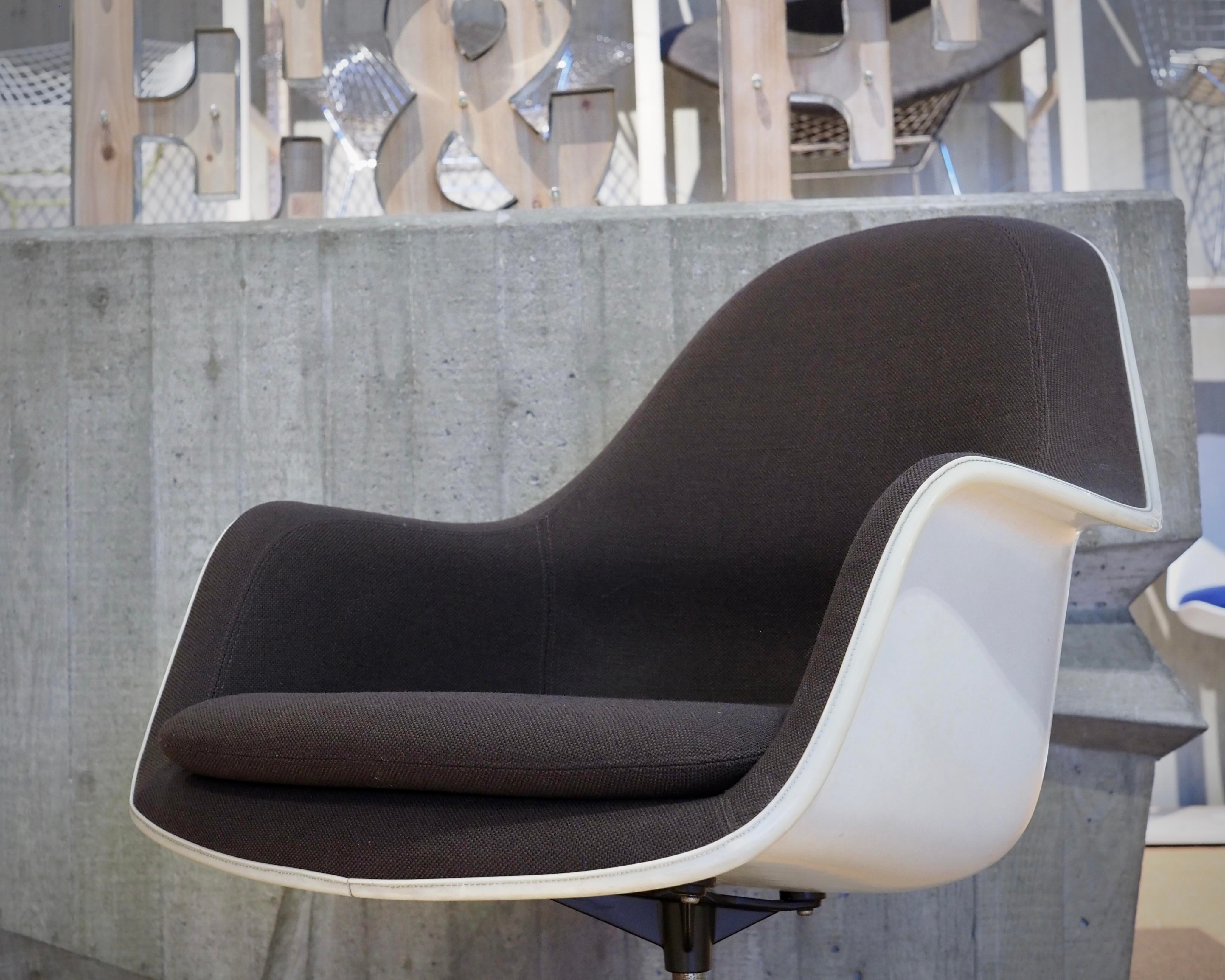 EC178 Swivel Arm Chair in Hopsack Brown by Charles & Ray Eames for