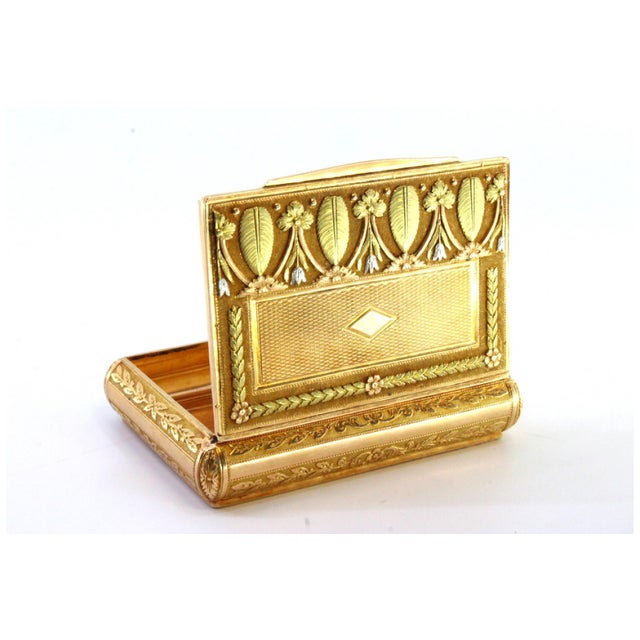 Gold Tricolour Gold Snuff Box with Palms, Floral Motifs, Embossed Garlands and Diamond-Shaped Monogram Plaque Hinged Lid For Sale - Image 8 of 11