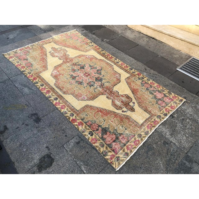 Turkish handmade handwoven vintage anatolian OUSHAK rug. We collect old Vintage rugs from Anatolia, which is the east part...