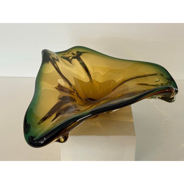 Mid 20th Century Murano Sommerso Art Glass Freeform Tri-Lobed Bowl in Amber & Emerald Green For Sale - Image 9 of 12