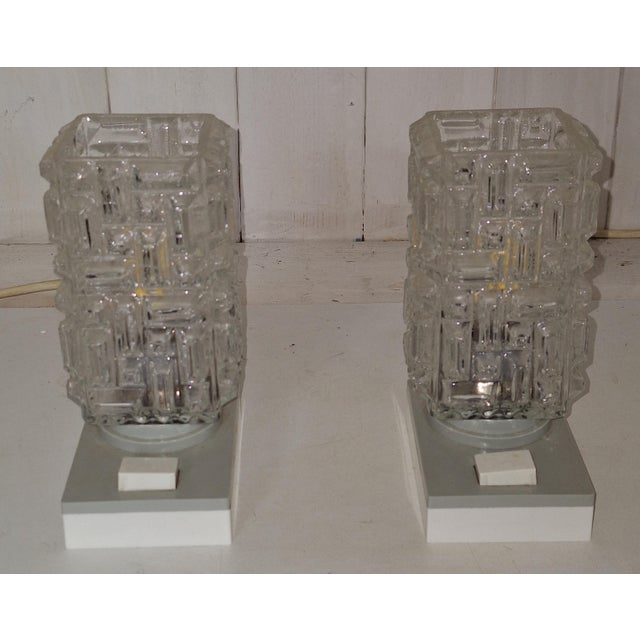 Vintage Bedside Lamps with Grey and White Plastic Base and Clear Cuboid Relief Glass Shade by Graewe, 1970s, Set of 2 For Sale - Image 6 of 8