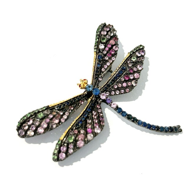 This is part of Chairish’s Fine Jewelry assortment. Can be worn as a brooch and a pendant. Natural light Fancy Pink/Red...