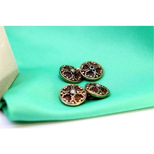 Gold cufflinks with shell-shaped reliefs and diamond chips in the center. Metal: Gold. Origin: Portuguese. Brand: Tigre II...