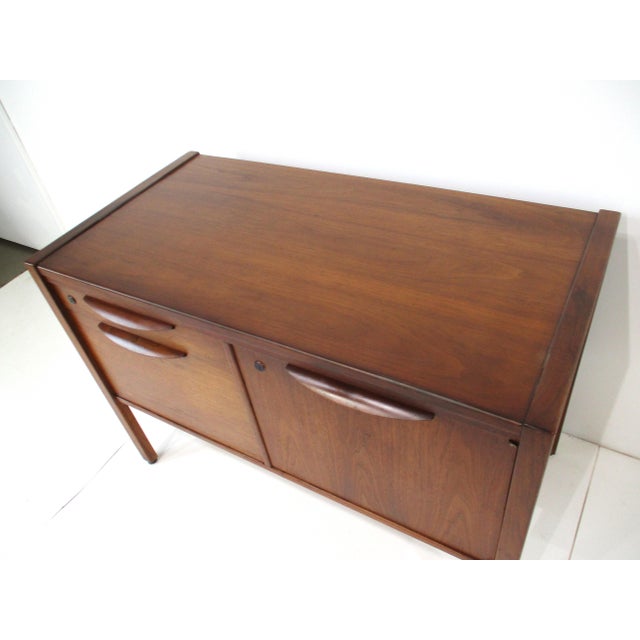 Jens Risom Walnut Small Credenza in the Style of Herman Miller For Sale - Image 10 of 12