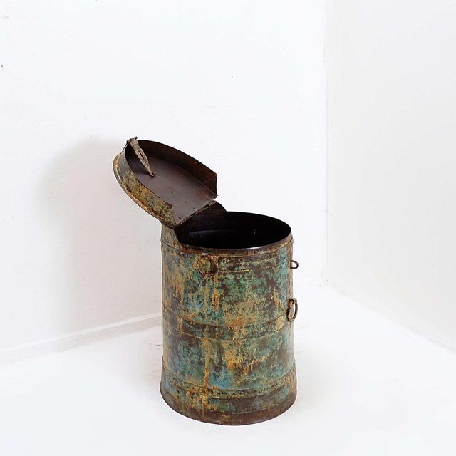 Industrial - Vintage furniture Measures : Ø 41 - H: 52cm This magnificent iron barrel has acquired a unique patina over...