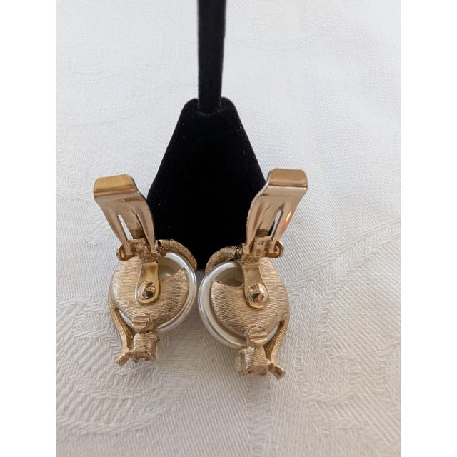 1950s Kramer Mabe Pearl and Gold Earrings, Pair For Sale - Image 6 of 8