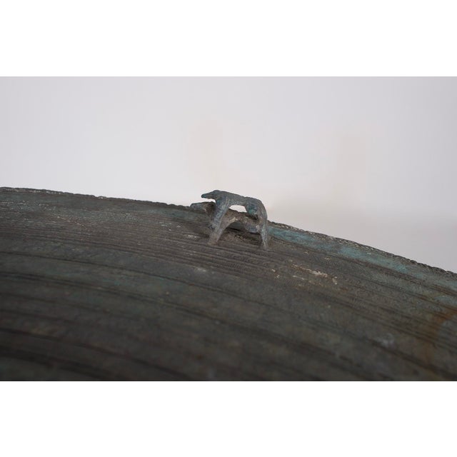 This bronze drum, inspired by the famous drums of the dong son culture, testifies to the rich artisanal heritage of...