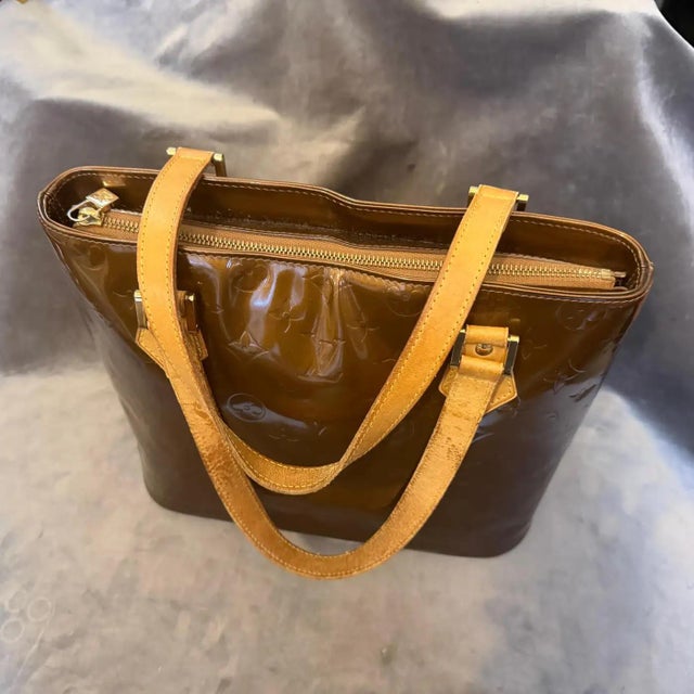 A 2000 Louis Vuitton Brown Patent Leather and Vachetta Houston Shoulder Bag For Sale - Image 17 of 18