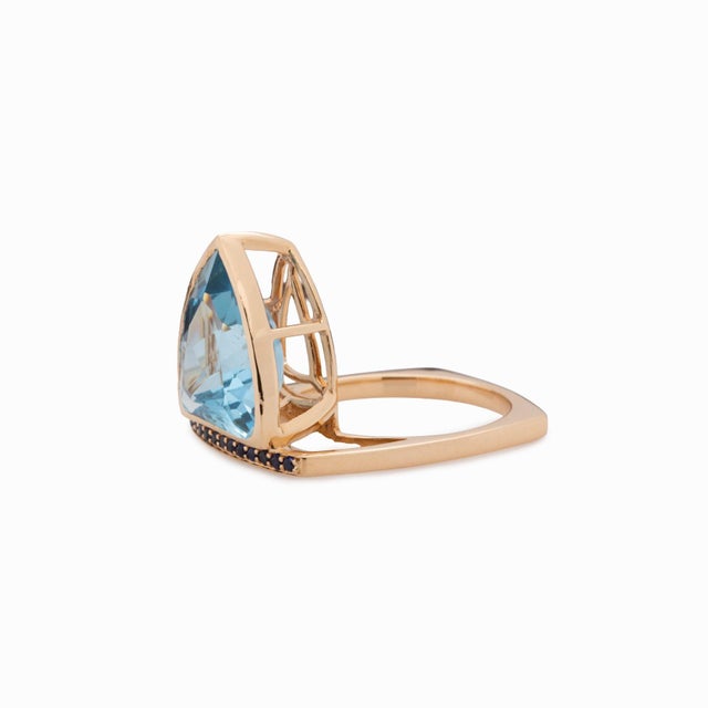 Metal 9.5ct Swiss Topaz Ring With Sapphire Accents: Solid 14k Gold, Trillion , Size 6.75 For Sale - Image 7 of 11