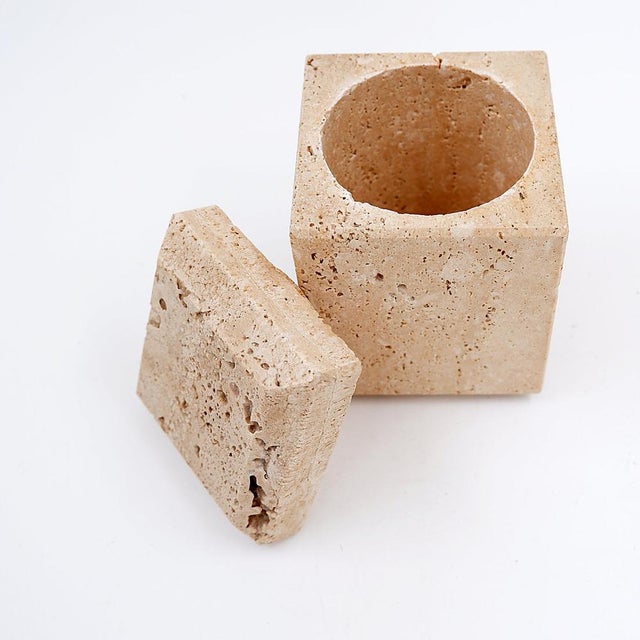 Italian Design - Decorative - Vintage Dimensions: 8 x 8 cm, height: 12.5 cm Material: Travertine This piece is attributed...