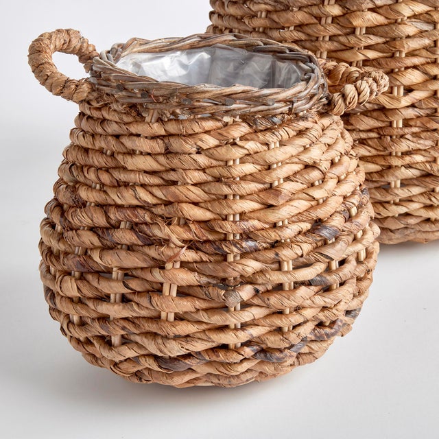 A natural leaf fiber, abaca is an upcycled, sustainable material. A very durable fiber, these natural baskets are lined...