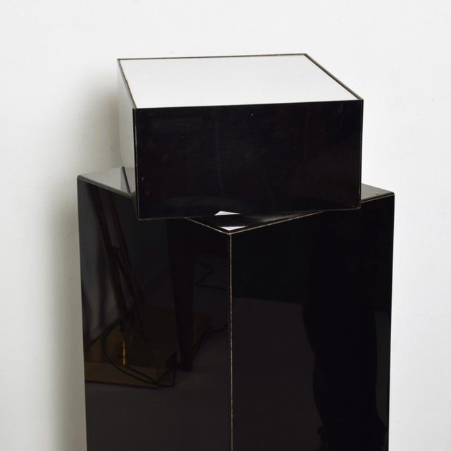 Modern 1980s Post Modern Black & White Acrylic Pillar Sculptural Pedestal Stand For Sale - Image 3 of 7