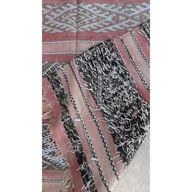 Mid-Century Modern 1980s Moroccan Kilim Vintage Rug - 4'11" X 9'0" Ft For Sale - Image 3 of 9