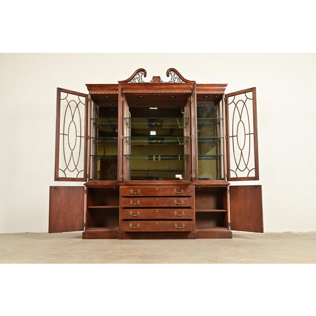 Late 20th Century Henredon Georgian Carved Mahogany Lighted Breakfront Bookcase Cabinet For Sale - Image 5 of 17