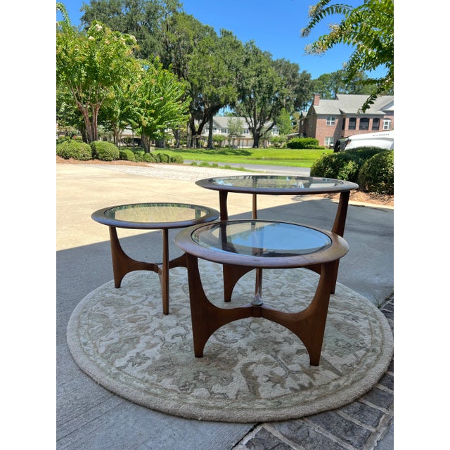 Wood 1960s Lane Tripod Trileged Round Beveled Glass Top Table Set of 3 For Sale - Image 7 of 9