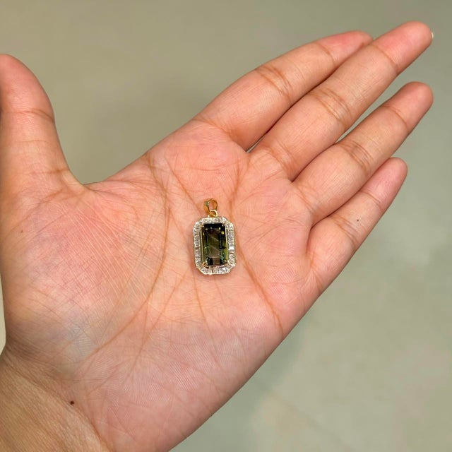 Metal 5.5ct Emerald Cut Green Tourmaline & Baguette Diamond Pendant in 14k Yellow Gold For Sale - Image 7 of 14