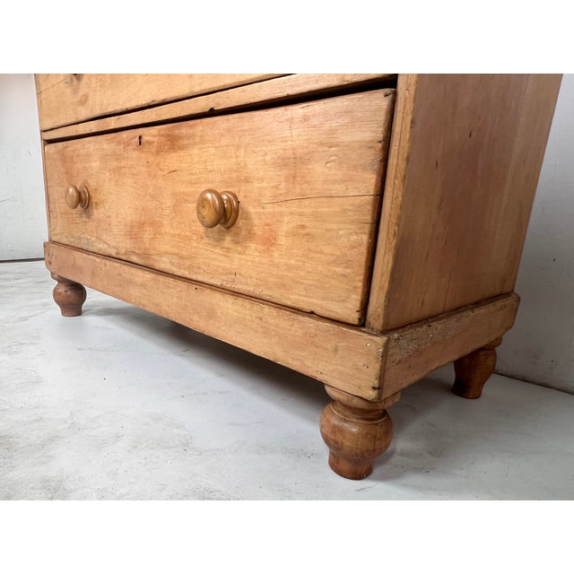 English C. 1860s Antique English Scrubbed Pine Chest of Drawers For Sale - Image 3 of 11