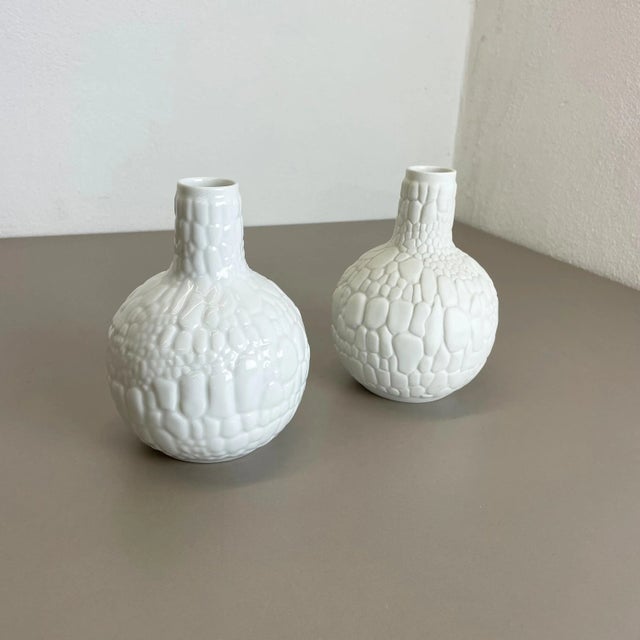 German Op Art Biscuit Porcelain Vases from Ak Kaiser, 1970s, Set of 2 For Sale - Image 4 of 15