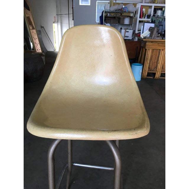 Cream 1950s Mid Century Eames Style Fiberglass Shell Swivel Bar Stool - a Pair For Sale - Image 8 of 9