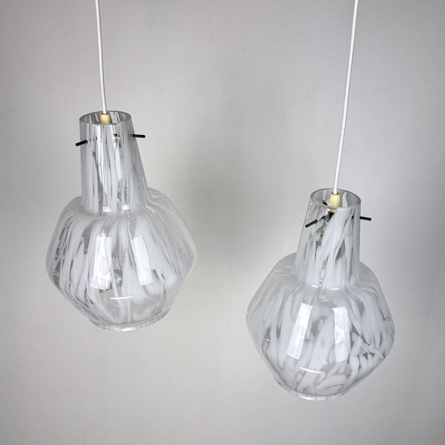 Mid-Century White and Clear Murano Glass Pendant Lamps, Italy, 1970s, Set of 2 For Sale - Image 4 of 7