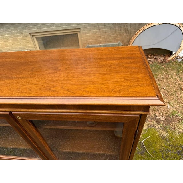 Late 20th Century Late 20th Century Traditional-Style Walnut Wood 2 Glass Door Bookcase or Display Cabinet For Sale - Image 5 of 14