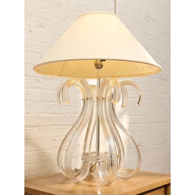 Mid 20th Century Sculptural Lucite Loop Table Lamp With Clear Curved Base and Linen Shade For Sale - Image 4 of 8