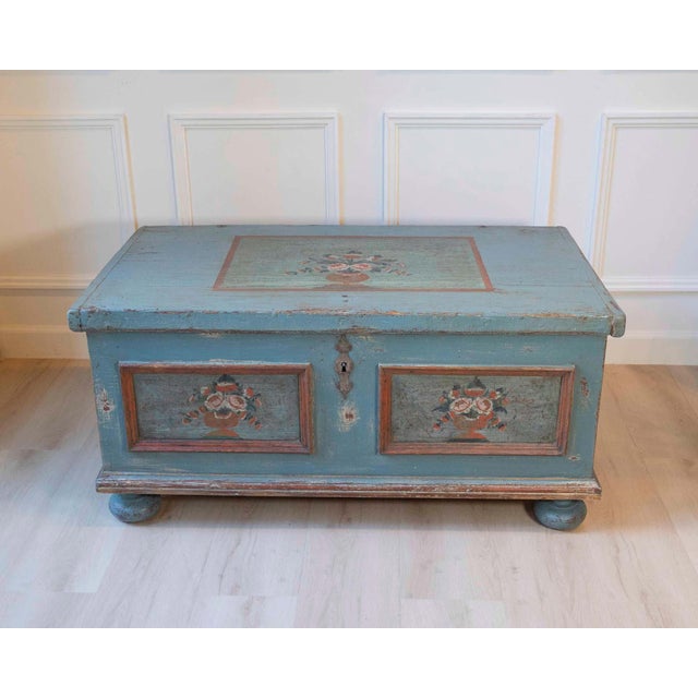 Wood Early 19th-Century Alpine Painted Chest in Fir with Floral Decoration For Sale - Image 7 of 14