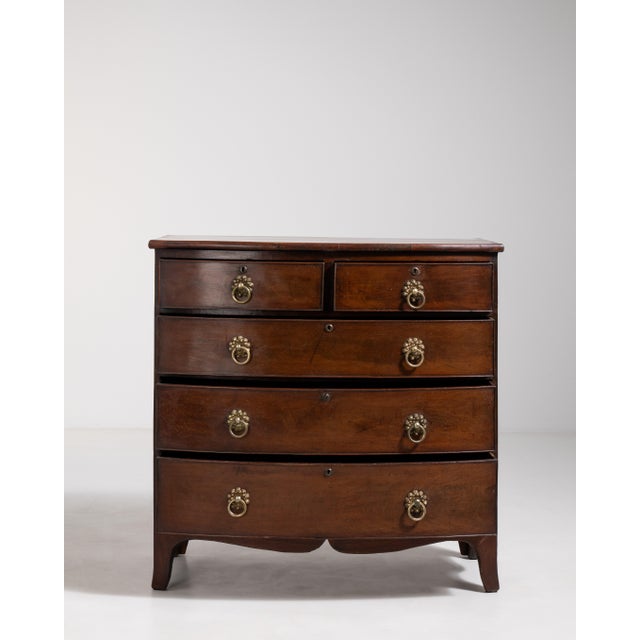 This exceptional Regency bow-front chest of drawers exemplifies the refined elegance that defined British cabinetmaking at...