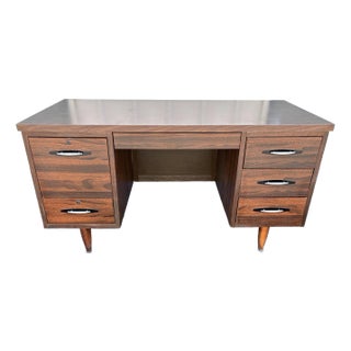 1970s Mid-Century Modern Walnut Kneehole Desk For Sale