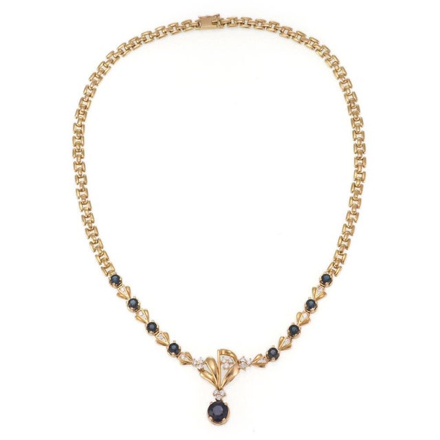 Contemporary Lovely 4.70ct Sapphire & Diamond 18k Yellow Gold Floral Necklace For Sale - Image 3 of 5