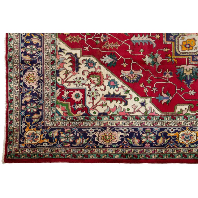 1960s Multicolor Heriz Handmade Wool Rug Handmade With Medallion Motif For Sale - Image 5 of 8