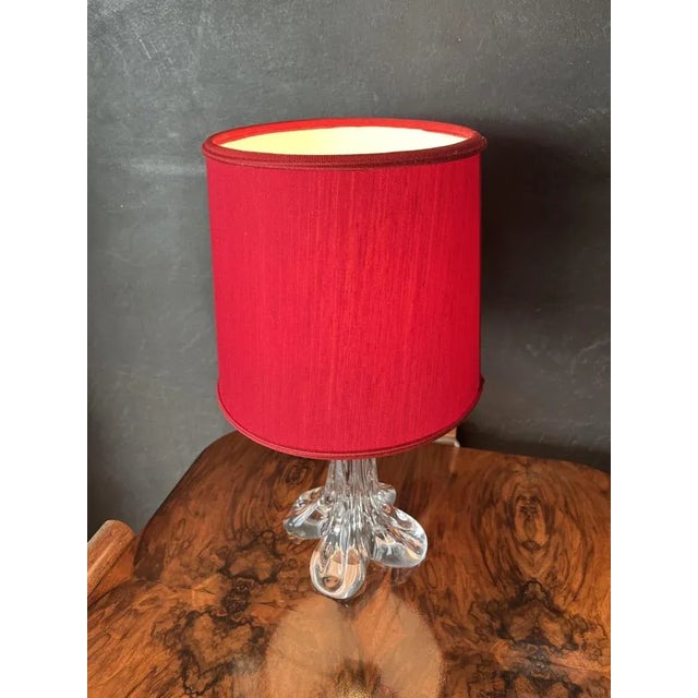Elegant and beautiful table lamp by Cristallerie Lorraine, France 1960's. Sculptural Crystal Glass with a red tissue...