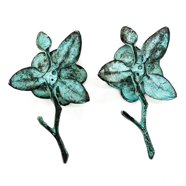 Chapman Manufacturing Company Pair of Vintage Verdigris Brass Floral Sculptures / Candle Holders – Hollywood Regency / Botanical Style For Sale - Image 4 of 10