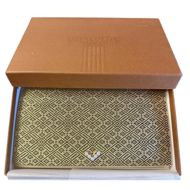 This exquisite bag is a tribute to classic Japanese culture, Kyoto and Geisha aesthetics. featuring a sophisticated gold...