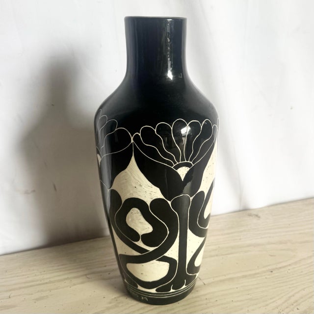 Vintage 1989 Black & White Sgraffito Pottery Vase by the Curras Brothers For Sale In Miami - Image 6 of 8